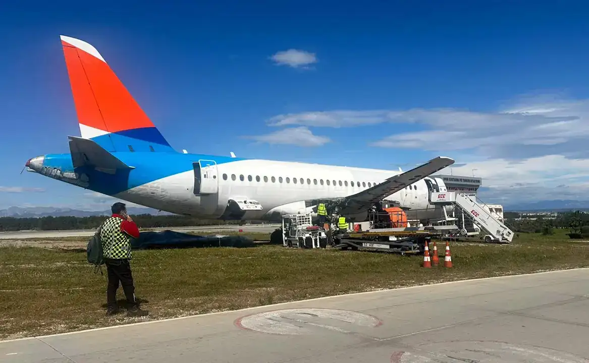 95 Kişi Saniyelerle Kurtuldu! Havalimanında Yanan Uçak Sökülüyor 5